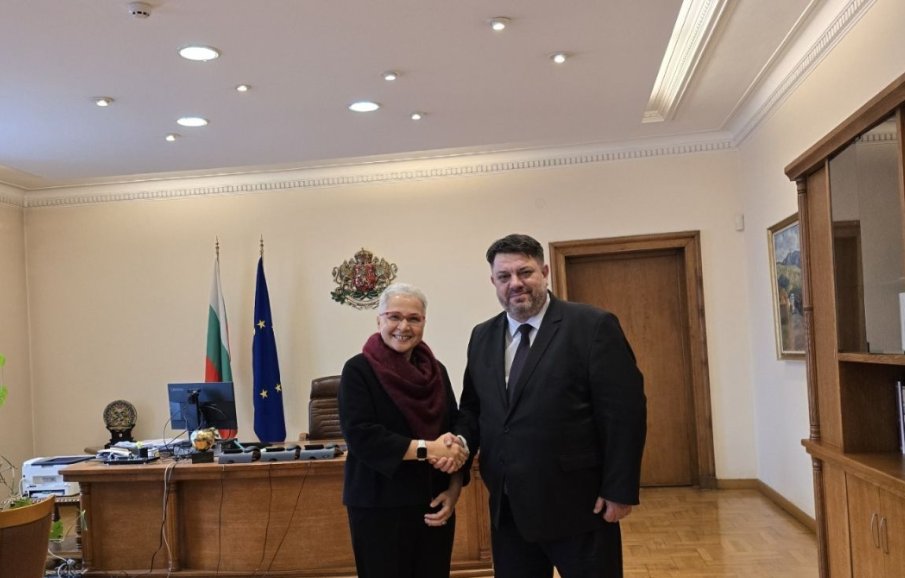 Атанас Зафиров и Седа Кузуджу от комисариата за бежанците миграцията у нас