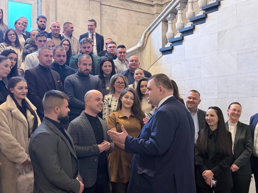 ПЪРВО В ПИК! Делян Пеевски се срещна с младежи от Благоевград (СНИМКИ)