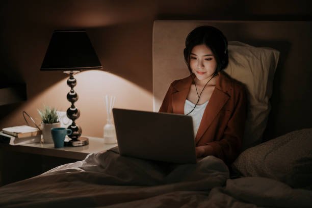 Учени откриха връзката между прекомерното гледане на сериали и самотата