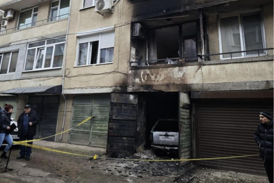 Голям пожар избухна в Плевен, изпепелени са кола и дограма на апартаменти (СНИМКИ/ВИДЕО)