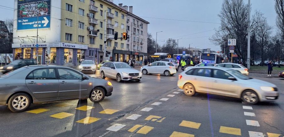 Автобус аварира на ключово кръстовище в София