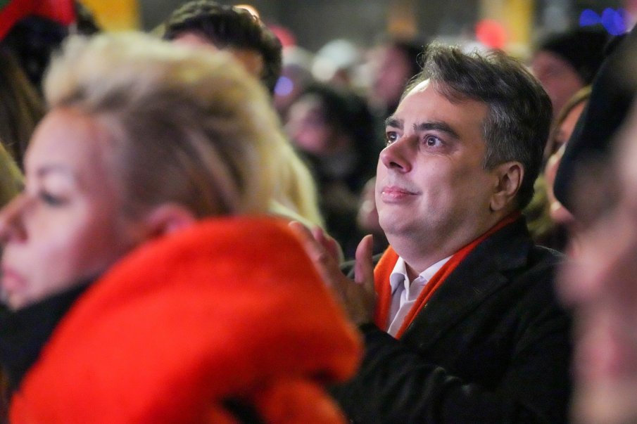 ИНТРИГАТА СЕ ЗАПЛИТА: Кой сплаши префърцунения Асен Василев?