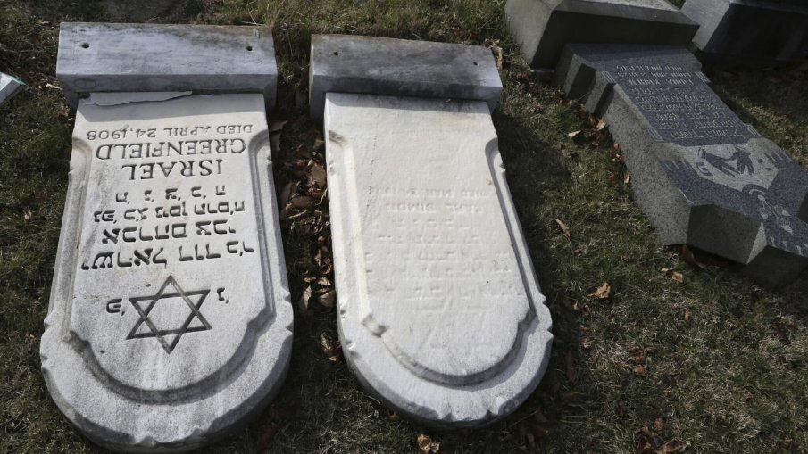 Вандали поругаха еврейски гробове в траурния парк на Барселона