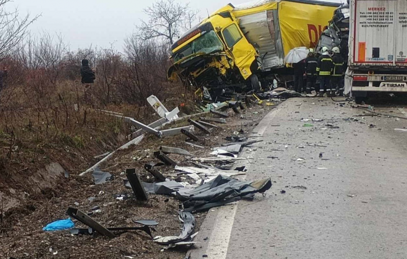 Безразсъден турски шофьор загина в свирепа катастрофа на Е-79