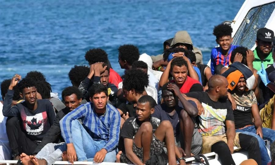 Испания дава легален статут на близо половин милион нелегални имигранти