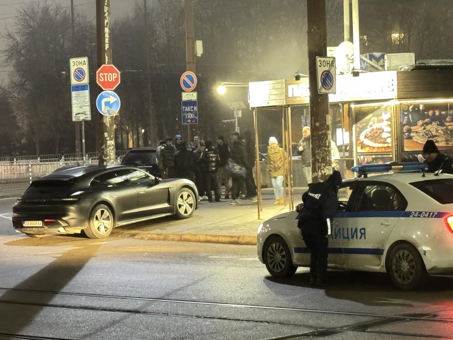 ЕКШЪН ПО ТЪМНА ДОБА: Луксозно порше кацна пред заведение до НДК (СНИМКИ)