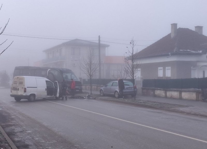 ЗАРАДИ ЛЕД НА ПЪТЯ: Бус с ученици катастрофира в Бяла Слатина