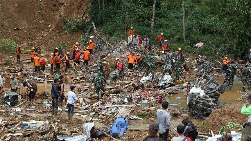 Свлачище в Индонезия взе 10 жертви, издирват изчезнали хора