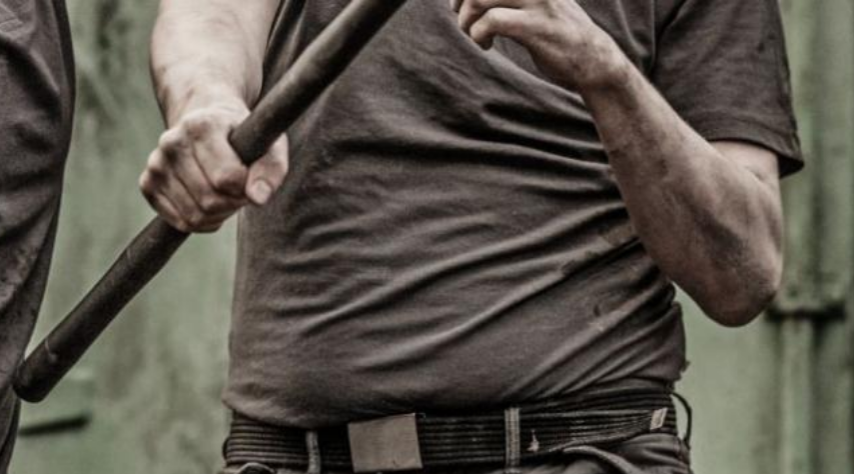 Мъж от Перник преби племенника си с метална тръба