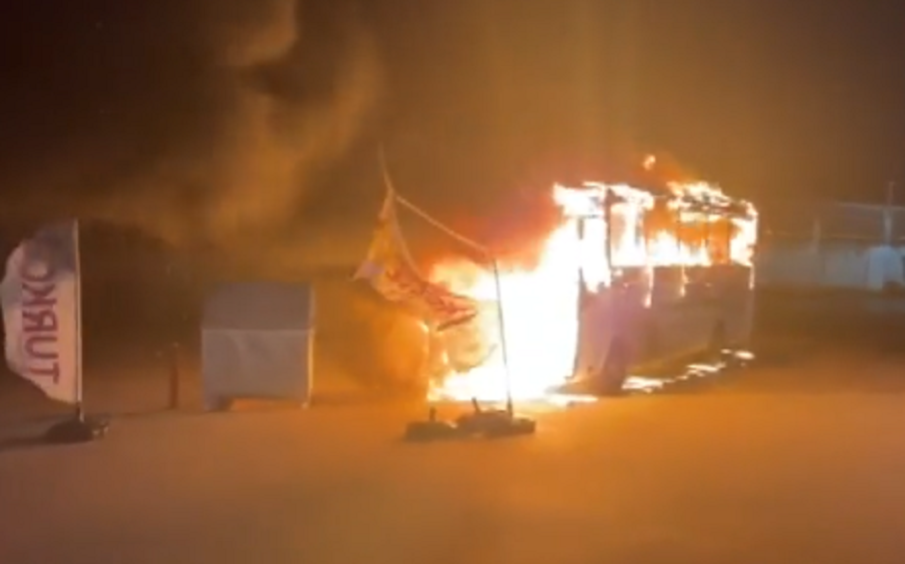 ОГНЕН ИНЦИДЕНТ: Пълен с пътници автобус изгоря на Капъкуле (СНИМКИ)