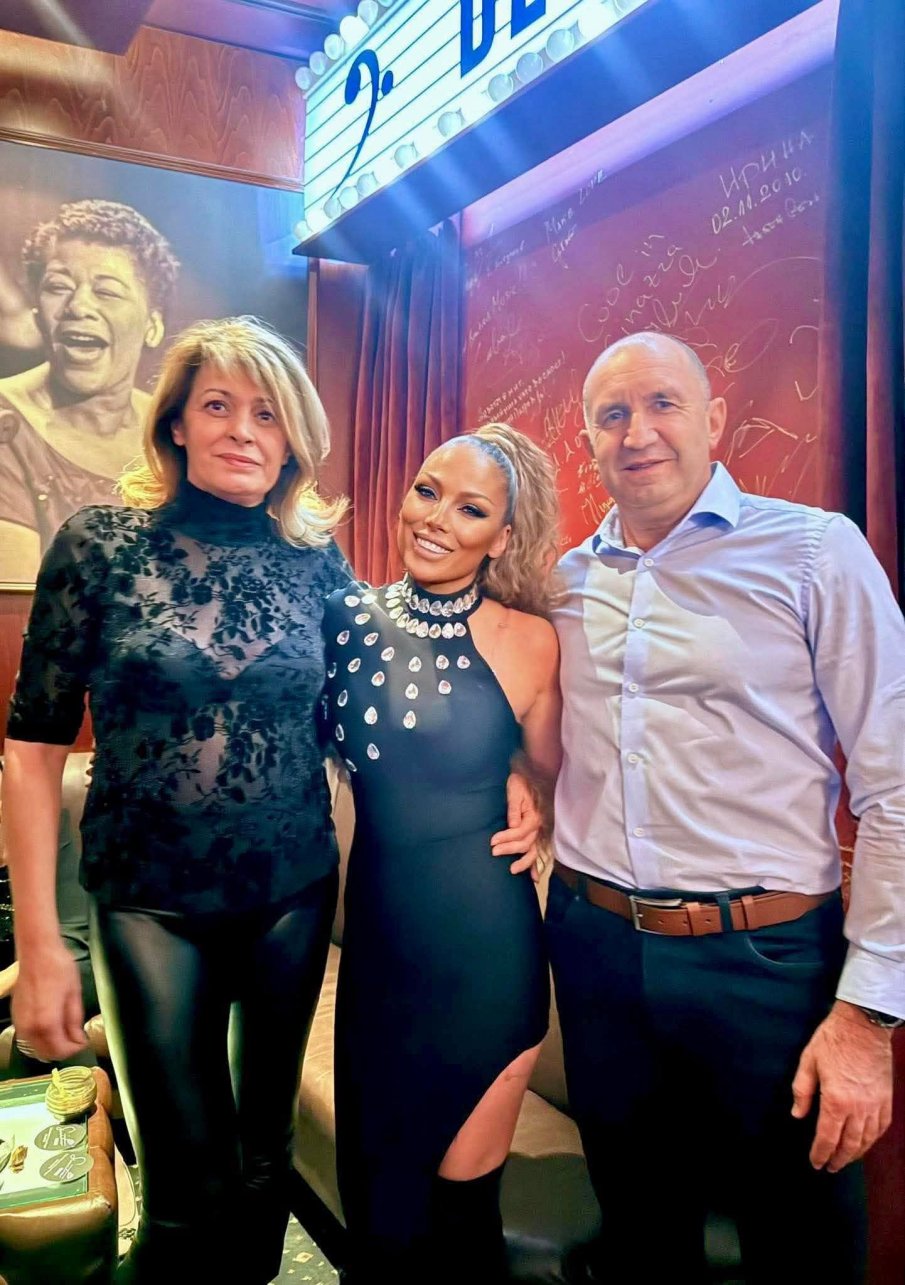 Валерия Велева: Пълна лудница! Президентът абдикира, за да стане партиен вожд. Генералът избяга. А жена му, по дaнтелено боди на гол тумбак, сякаш е свалена от пилона...