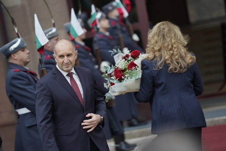 ИЗВЪНРЕДНО В ПИК TV! Гражданинът Радев напусна президентството - извика си малобройна агитка да го пази от медиите (СНИМКИ/ВИДЕО)