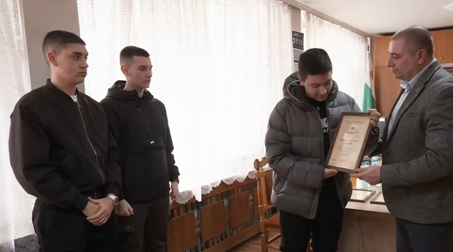 Трима ученици от Монтана спасиха възрастен мъж от крадец