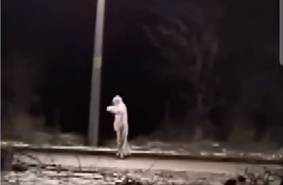 Призрак на пътя: Младеж стряска шофьори с чаршаф и скафандър, приятелите му замерят колите с камъни