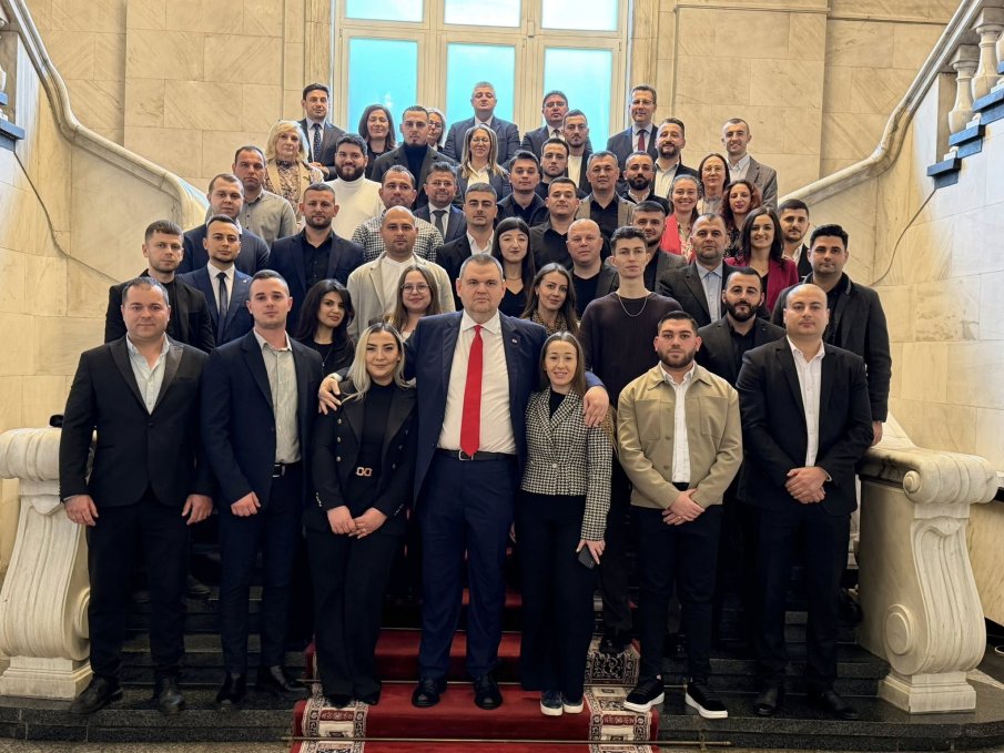 ИЗВЪНРЕДНО В ПИК! Делян Пеевски се срещна с младежи от Кърджали - показа им Музея на Сглобката (СНИМКИ)