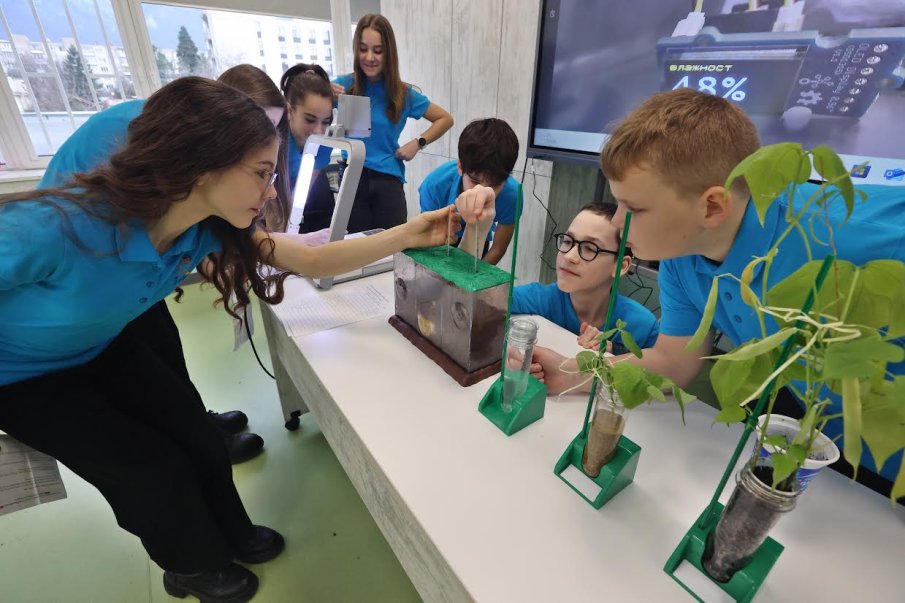 Министър Вълчев откри нов STEM център на два етажа с 8 зали