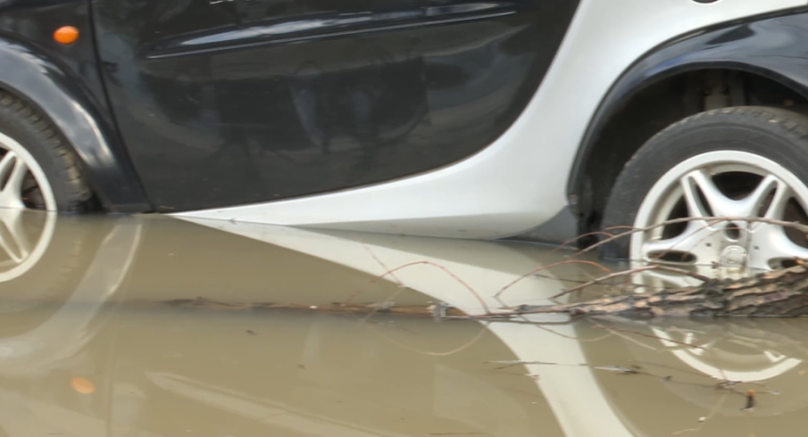 Теч на питейна вода удави десетки коли в столичния квартал Лагера