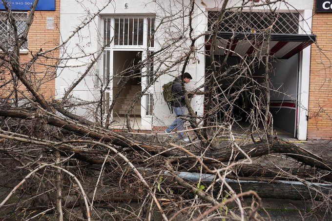 Мощна буря рани петима в Андалусия (ВИДЕО)