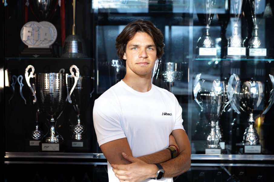 ПРОБИВ! Лидерът в автомобилните спортове Hitech приветства българина Стефан Бостанджиев в състава си за Eurocup-3 (СНИМКИ)