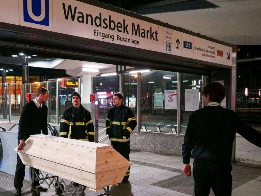 ПОРЕДНО ЗВЕРСТВО: Мигрант сграбчи 18-годишно момиче в Хамбург и се хвърли с него под влака