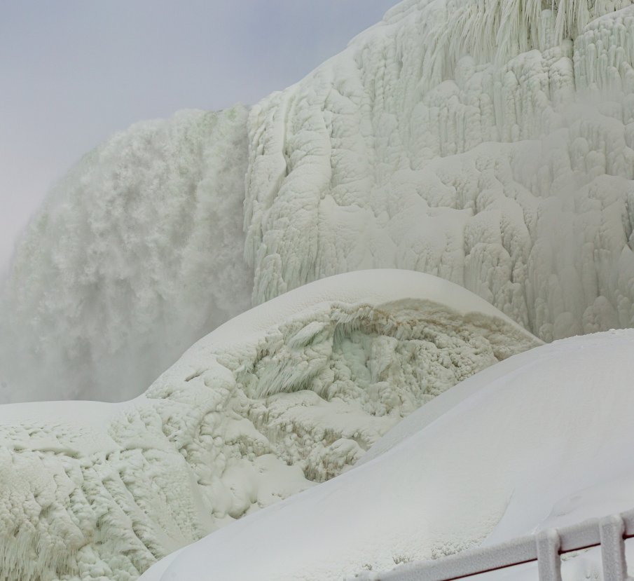 Ниагарският водопад замръзна частично (СНИМКИ)