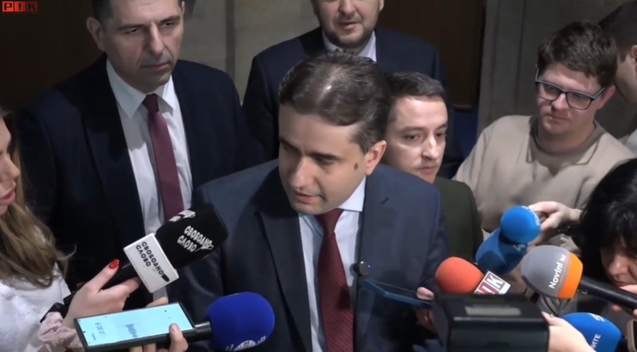 СКАНДАЛЪТ СЕ РАЗГАРЯ! Явор Божанков цъфна на брифинг рамо до рамо с Мирчев и Божанов - Да, България отхвърля ултиматума на Асен Василев