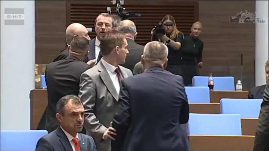 Меле в НС! Депутати тръгнаха да се бият по време на дебатите за секциите за гласуване в чужбина (ВИДЕО)