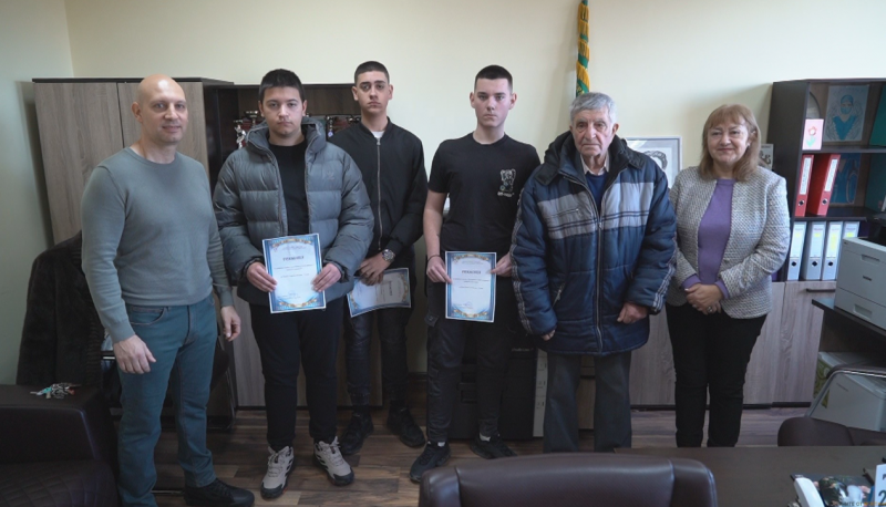 БРАВО! Тийнейджъри спасиха дядо от румънски крадци в Монтана