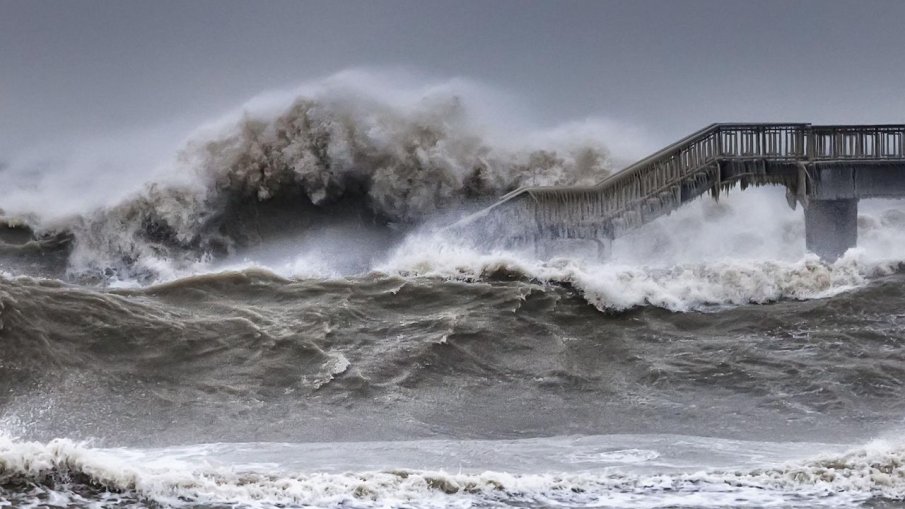 Вълни до 4 метра се очакват по Черноморието