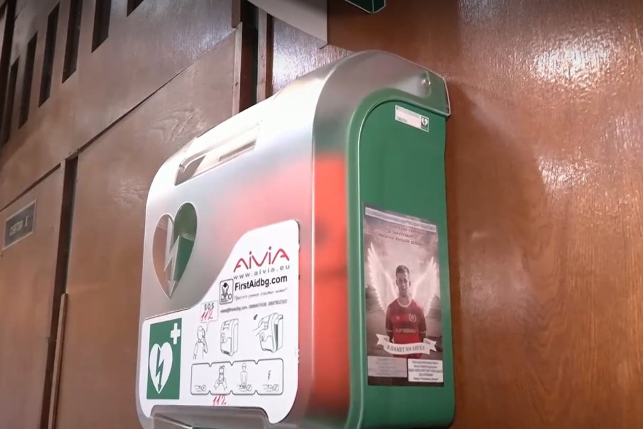 В ПАМЕТ НА АНГЕЛ: Защо родители почетоха паметта на сина си, като закупиха дефибрилатор