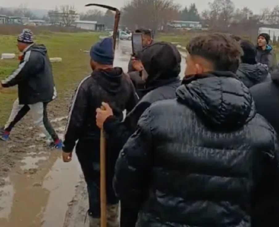 НАПРЕЖЕНИЕ! С коси и лопати в размирното село Буковлък излязоха срещу ромски барон (ВИДЕО)