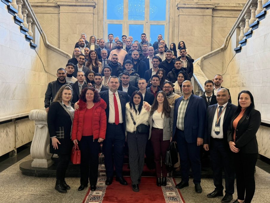 ПЪРВО В ПИК! Делян Пеевски се срещна с младежи от област Плевен - те изразиха подкрепа за политиката на ДПС (СНИМКИ)