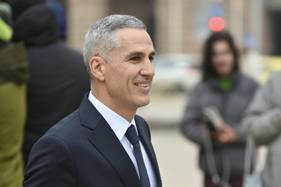 КОТИЛОТО НА ПРЕТЕНЦИОЗНИТЕ НЕМОЖАЧИ: Андрей Гюров е живият пример защо фарсът Домова книга трябва да отпадне от Конституцията