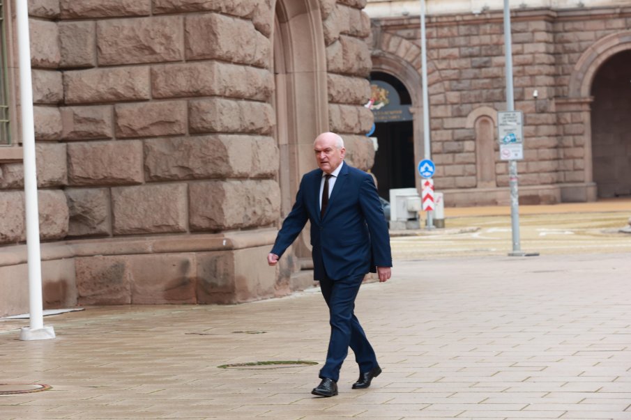 Димитър Главчев пристигна на консултации при Йотова - ще каже ли да за служебен премиер (СНИМКИ)