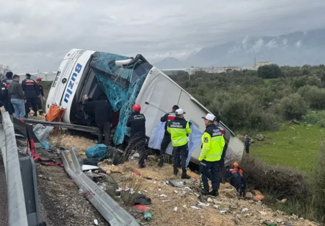 НОВА ТРАГЕДИЯ В ТУРЦИЯ: Пътнически автобус се обърна – 8 са загинали и 26 ранени (ВИДЕО)