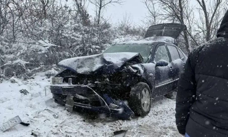 Трима души са ранени при тежка катастрофа край Враца