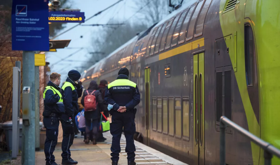 Кондуктор на влак почина, наръган от пътник при проверка на билети