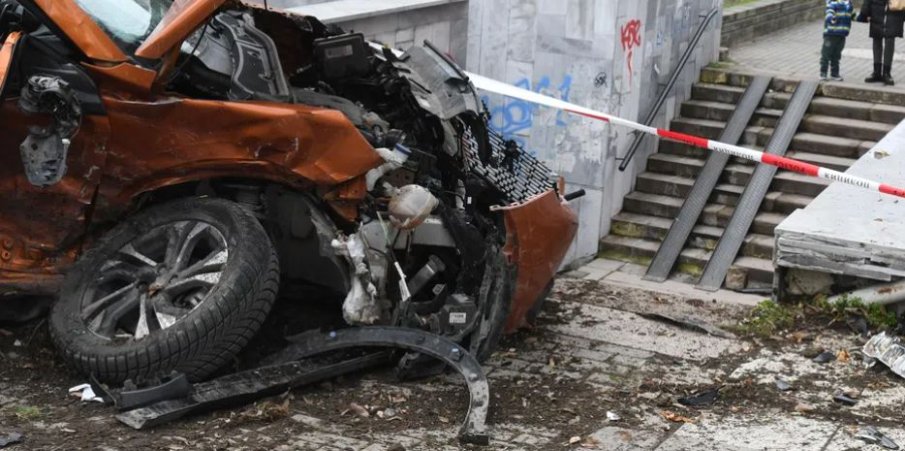 Тежка катастрофа във Варна! Кола се вряза в подлез, има пострадал (СНИМКИ)