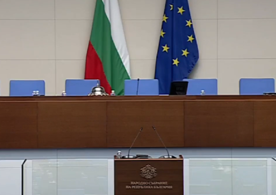 ЗАСЕДАНИЕТО ВИСИ НА КОСЪМ: Играта на кворум в парламента продължава