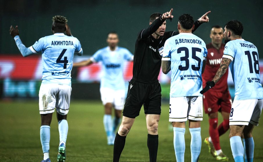 ОСТРО С БУТОНКИТЕ: Арда скочи на Кабаков: Корумпе със свирка в уста