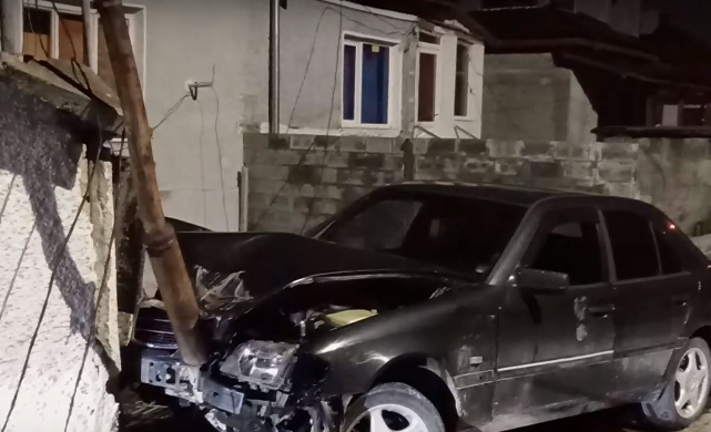 Младеж без книжка и с положителен тест за алкохол се заби в стълб и събори ограда в Разград