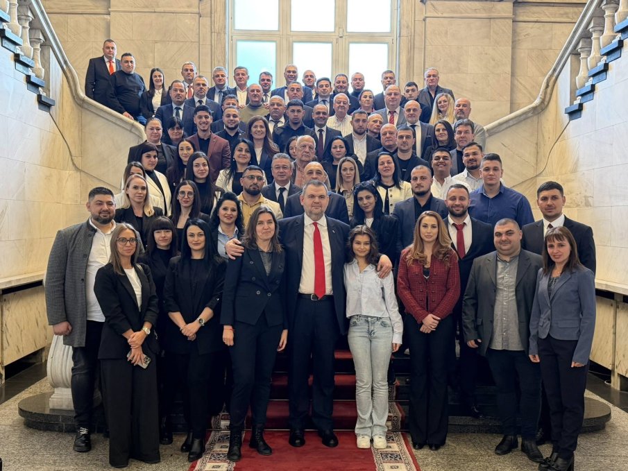 ПЪРВО В ПИК! Делян Пеевски посрещна в Музея на Сглобката огромна група младежи от Видин и Враца (СНИМКИ)