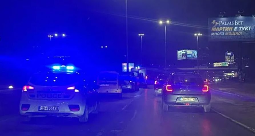 ИЗВЪНРЕДНО! Верижна катастрофа с четири коли на бул. Александър Малинов в София