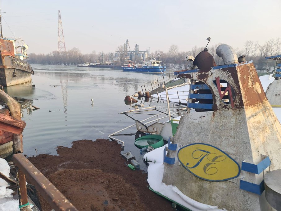 Баржа потъна край Гюргево, замърси Дунав с нефт (ВИДЕО)