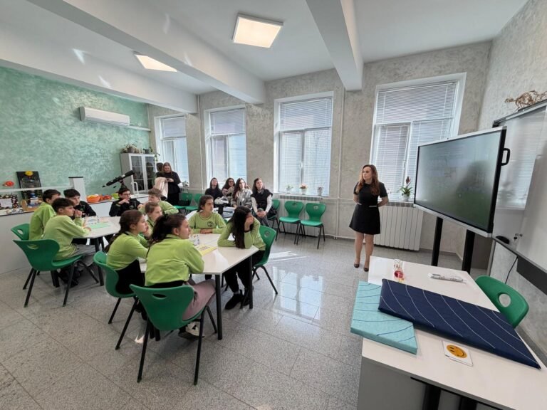 Министър Вълчев отиде в училище, удвоило децата си