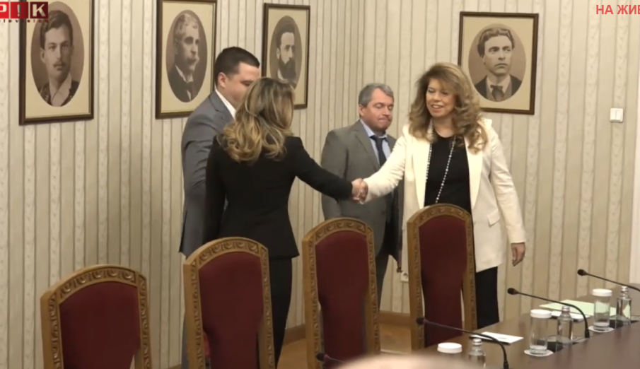 ПИК TV! Хората на Слави обсъждат с Йотова бъдещия служебен кабинет. Тошко Йорданов: Без бюджет сме, има спекула, но за това причината е сваленото от Асен Василев и Божидар Божанов правителство (ВИДЕО)