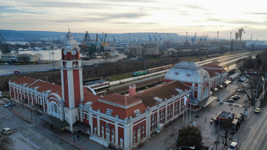 Ремонтират жп гарата във Варна