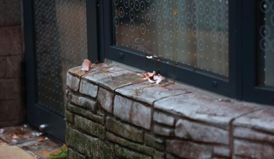 Разбити яйца по входната врата на столичния АГ кабинет със скритата камера