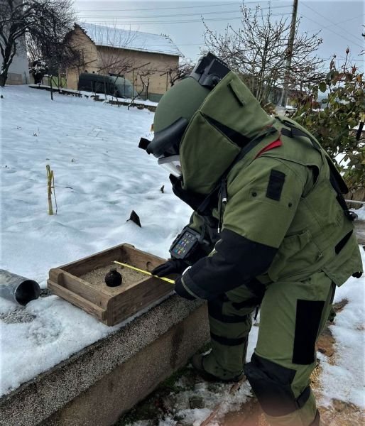 Военни сапьори унищожиха корозирала ръчна граната