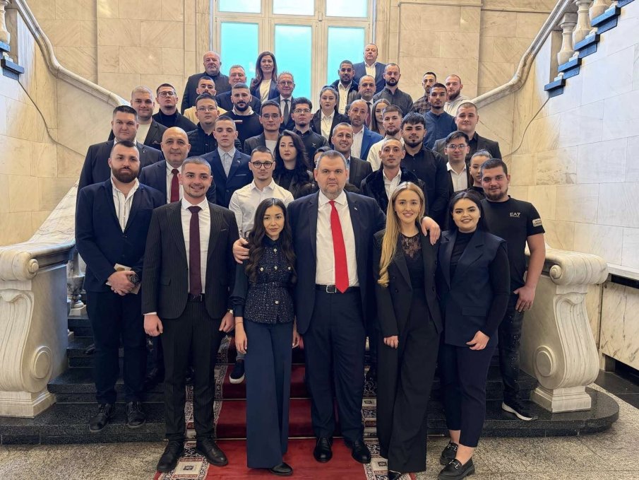 ПЪРВО В ПИК TV! Пеевски посрещна и младежи от Варна в НС (СНИМКИ)